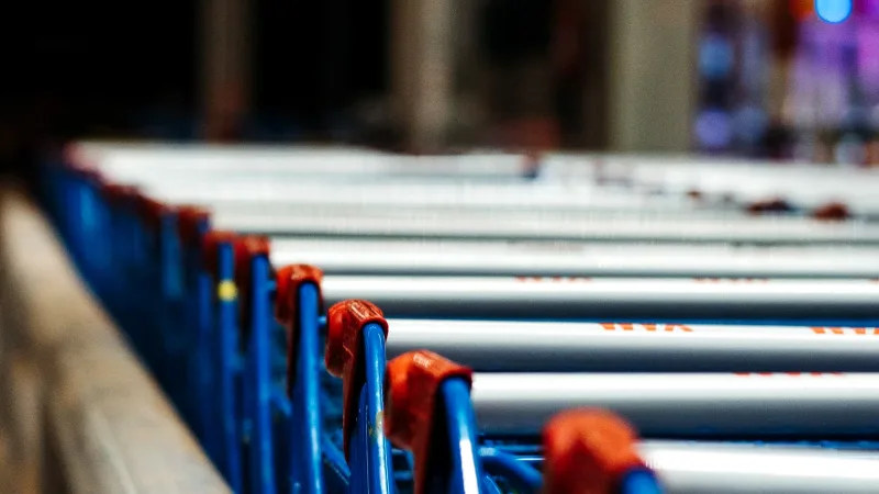 Market girişinde alışveriş arabaları